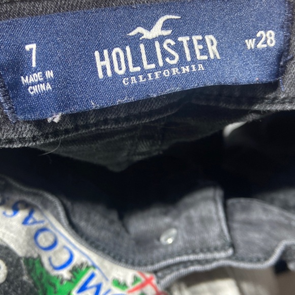 HOLLISTER ULTRA HIGH-RISE BLACK VINTAGE RELAXED DENIM MOM SHORT (7) - Picture 2 of 6